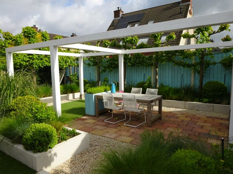 idéer-trädgårdsdesign-modern-pergola-vit-bar-höjda sängar-vintergröna växter