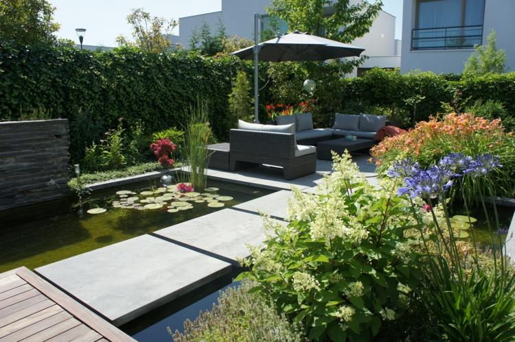 idéer-trädgårdsdesign-modern-trädgårdsstig-damm-näckrosor-blommande buskar