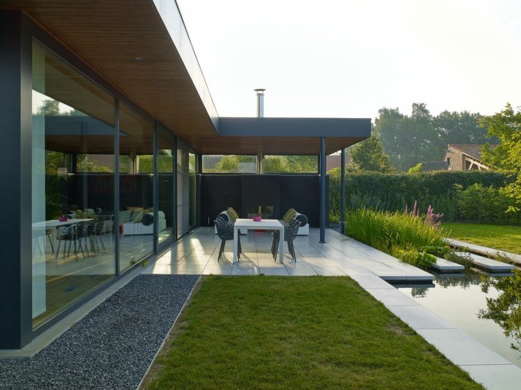 idéer-trädgårdsdesign-moderna-fönsterfronter-plantering-grus-sängar-terrass-trädgårdsdamm