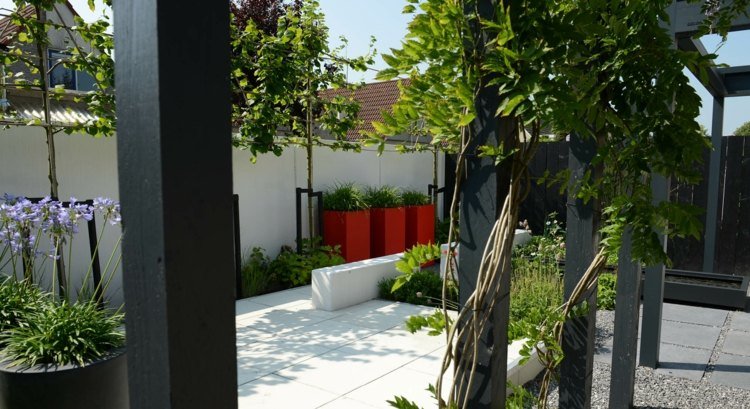 idéer-trädgård-design-modern-trädgård-skapa-förslag-hinkar-röd