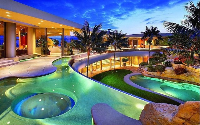 Pool-på-terrassen-design-form-futuristiska-hus-innergård-trädgård