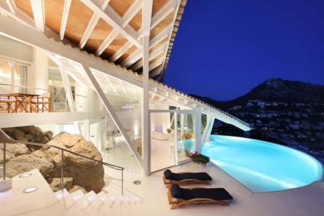 modern-arkitektur-hus-på-hand-asymmetrisk-tak-konstruktion-pool-på-kanten