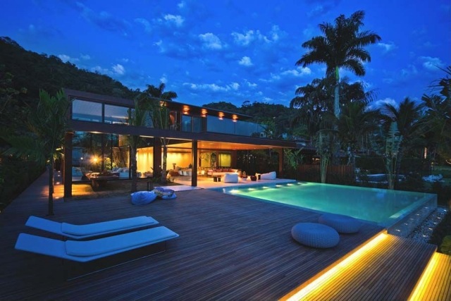 Överflöd-pool-design-idéer-natt-belysning-trappor-trädäck-modern-hus-terrass