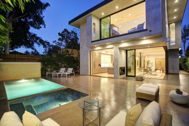 Modernt hus-balkong-räcke-glas-terrass-golv-med-kakel-lagda-pool-nedsänkt-belyst