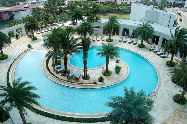 Stor pool-design-med-ö-palm-sol-sängar-skruv-form