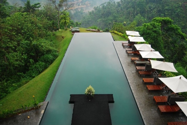 fritidshus-i-den-tropiska skogen-solstolar-gjorda av teak-terrass-infinity-pool-långt