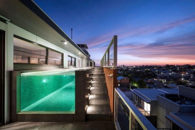 Tak-pool-med-glas-sidoväggar-trappor-räcken-lounge-område-design