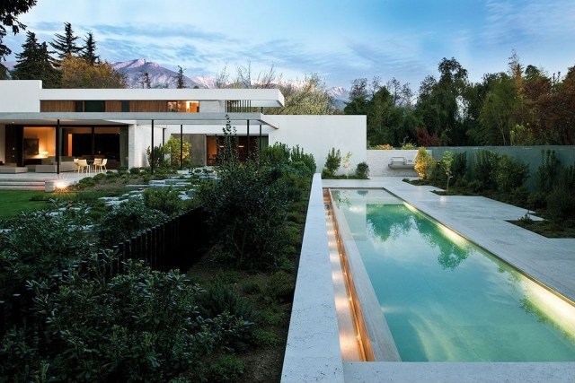Modern poolhus trädgård med rektangulär LED -belysning
