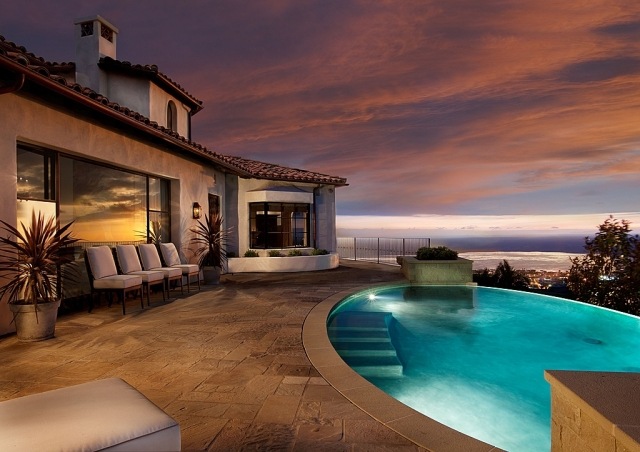 modern-elliptisk-pool-semester-hem-på-sluttning-panoramautsikt