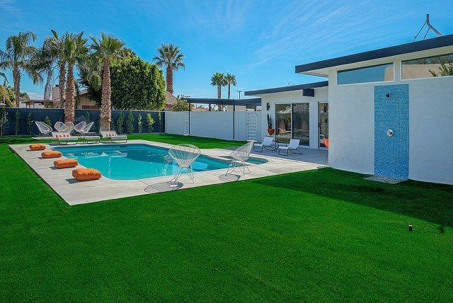 minimalistisk-arkitektur-trädgård-konstgräs-matta-pool-däck-naturstenplattor
