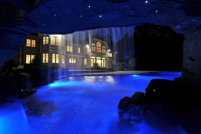Design-pool-med-grotta-natt-belysning-spotlights-vattenfallseffekt