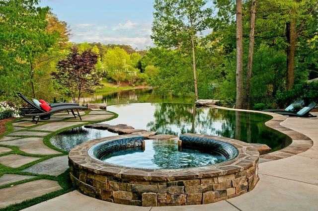 idyllisk-trädgård-skog-liten-pool-skapa-modern-böjd-form-sten-pool-däck
