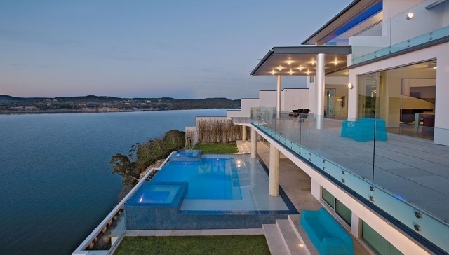 Modern-villa-balkong-med-glasräcke-terrass pool-bubbelpool