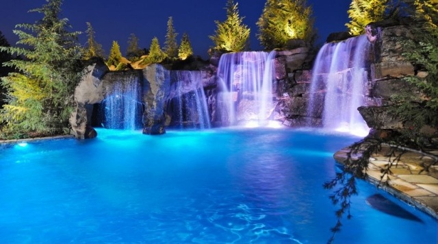 Fritidshus-med-pool-vattenfall-naturlig-atmosfär-med-dekorativ belysning