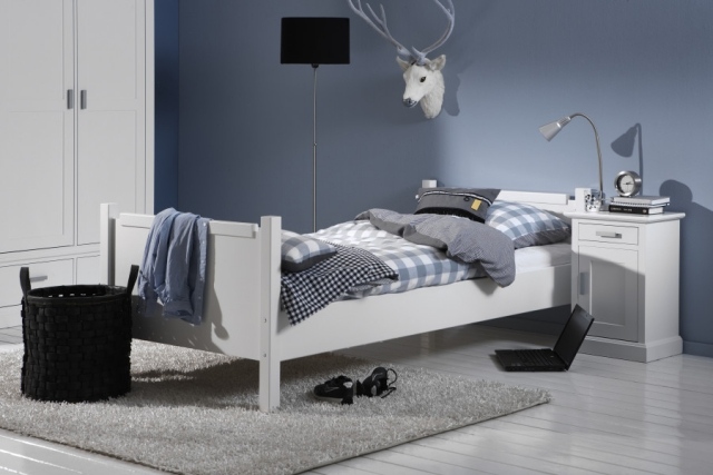 ungdomsrum-inredning-idéer-pojkar-vit-säng-ram-puristisk-design-vägg-färg-blå