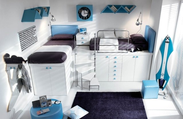 cool-ungdoms-rum-loft-sängar-lagringsutrymme-metall-räcken-vit-väggfärg