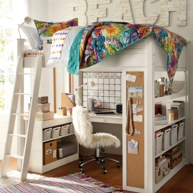 Loft-säng-vitt-trä-med-skrivbord-vägg-dekoration-3d-bokstäver-strand-look