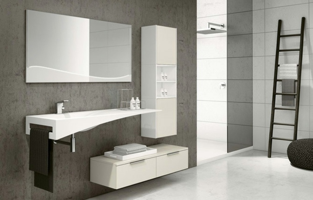vit-badrum-inredning-grå-väggar