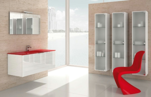 Röd stol-plast-transparent-skåp-dörrar