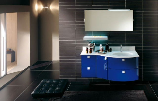 Indigo-blå-handfat-skåp-vägg-spegel-läderbänk