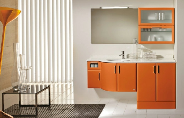 Badrumsmöbler-matt-orange-färg-bord-med-dekoration