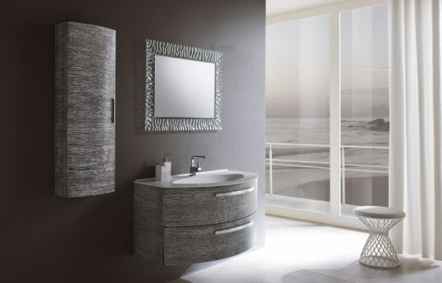 Havsutsikt-fönsterkarmar-i-vitt-silver-design-badrum