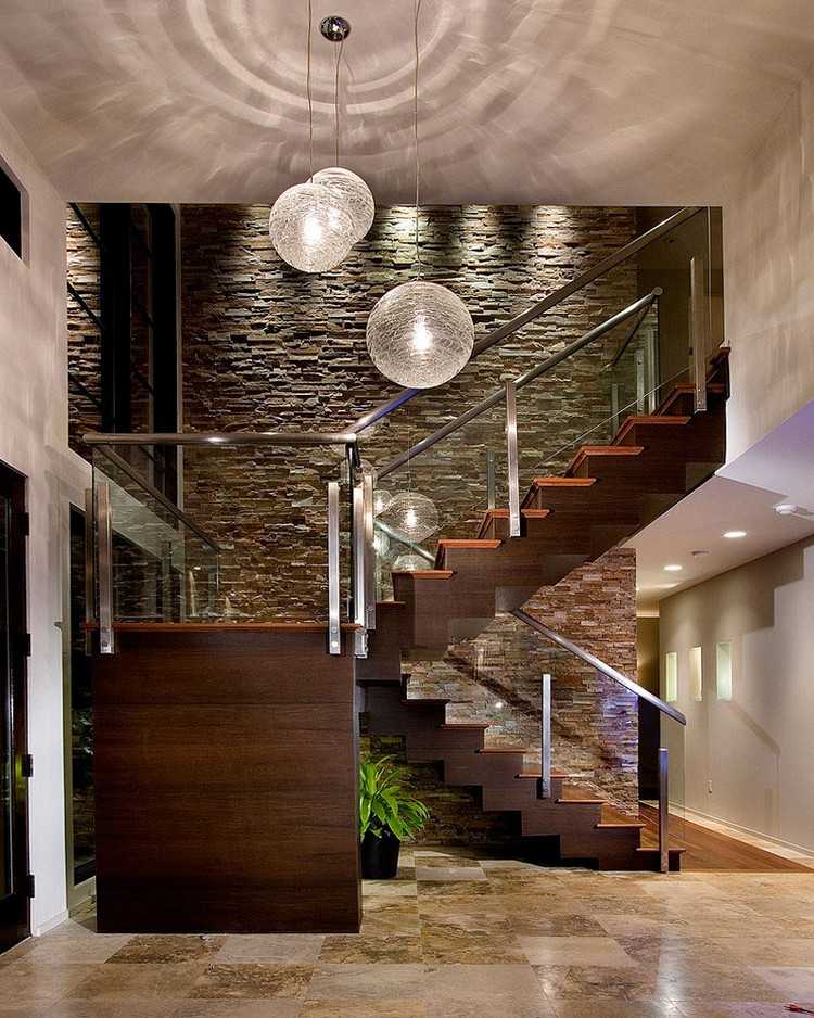 Idéer-väggdesign-hall-vänd tegelstenar-trätrappor-glas-räcke
