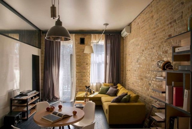 Lägenhet renovera idéer tegelvägg obehandlad senapsgul hörnsoffa
