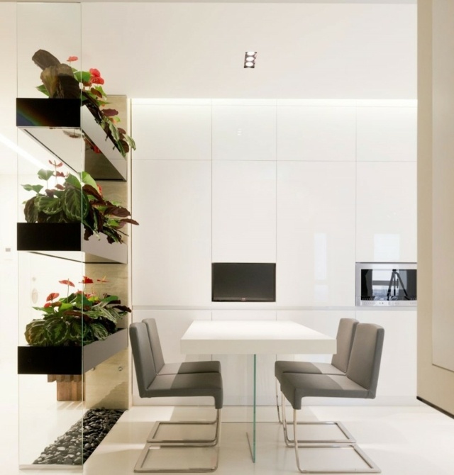 Kreativ lägenhet design vägg plantering lådor bord stolar