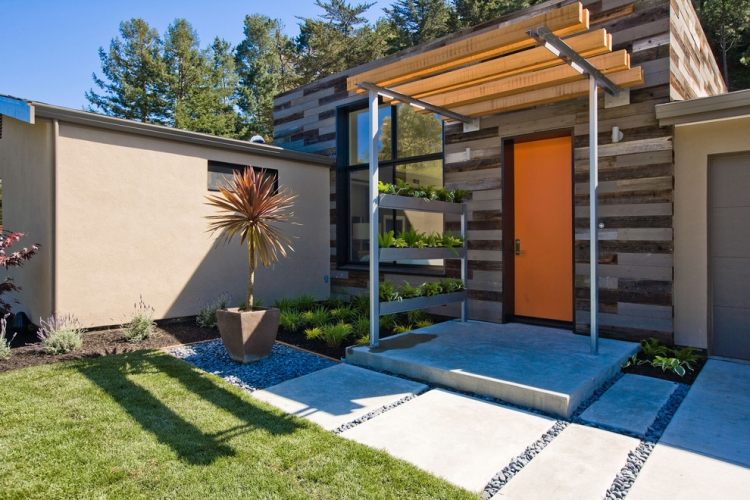 Exempel på trädgårdsdesign modern-betong-plattor-grus-i-mellan-skiljeväggs-planters