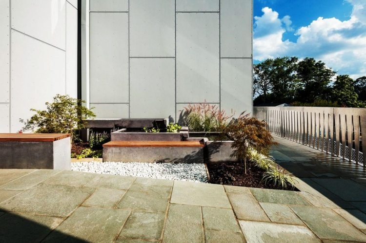 Framträdgårdsdesign-exempel-damm-bänk-betong-trä-överlägg