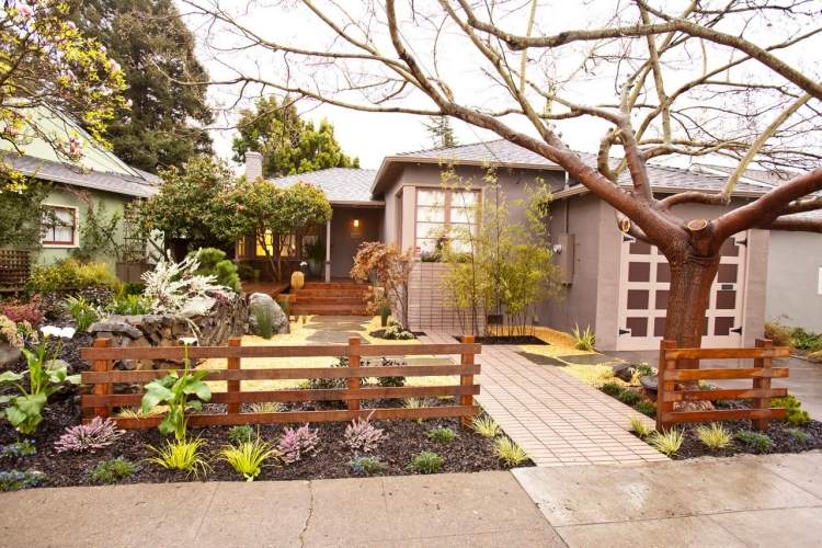 Framträdgårdsdesign-exempel-trä-staket-gul-splinter-låg-växter-japansk stil