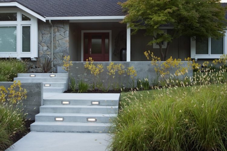 Framträdgårdsdesign-exempel-prydnadsgräs-betong-steg-infällda lampor
