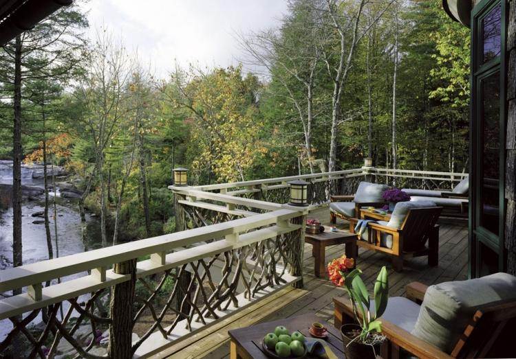 balkong-räcke-idéer-trä-rustika-grenar-dekorativt placerade
