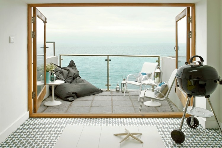 balkong-räcke-idéer-rostfritt stål-glas-små-sittplatser-hörn-havsutsikt