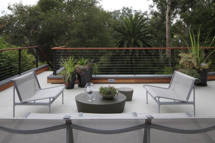 balkong-räcke-idéer-trä-räcke-moderna-möbler-grå