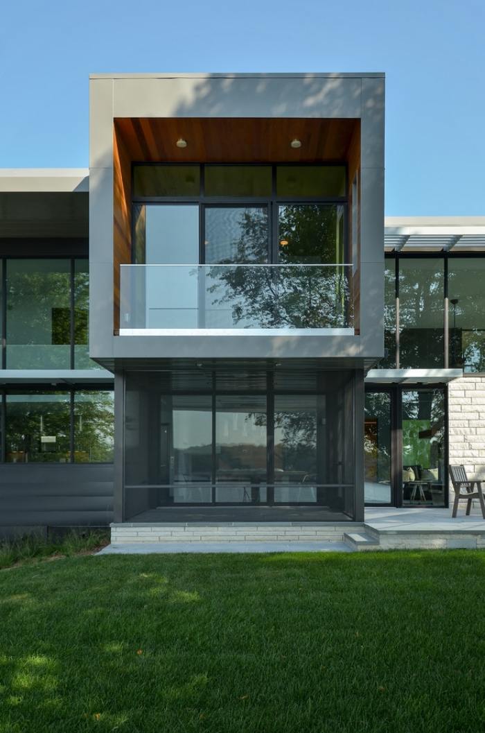 balkong-räcke-idéer-rostfritt stål-glas-kombination-grå-klädd-fasad