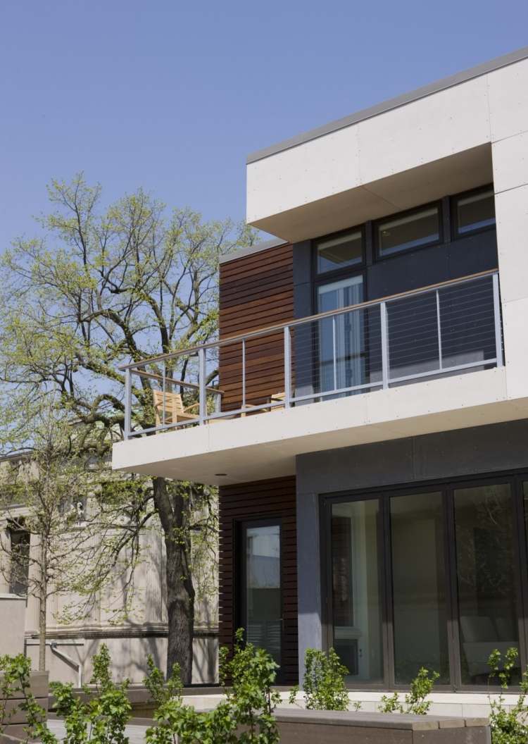 balkong-räcke-idéer-stål-glas-elegant-modern-arkitektur