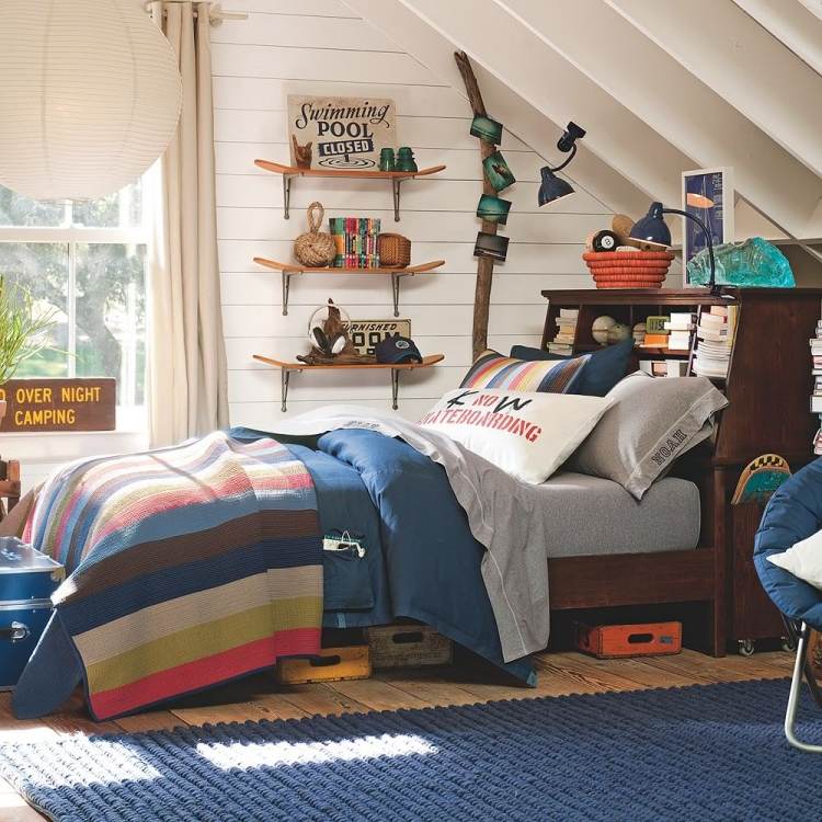 möbleringsidéer-pojkens rum-sluttande tak-vita-säng-hyllor-praktiska-dekorativa-kuddar