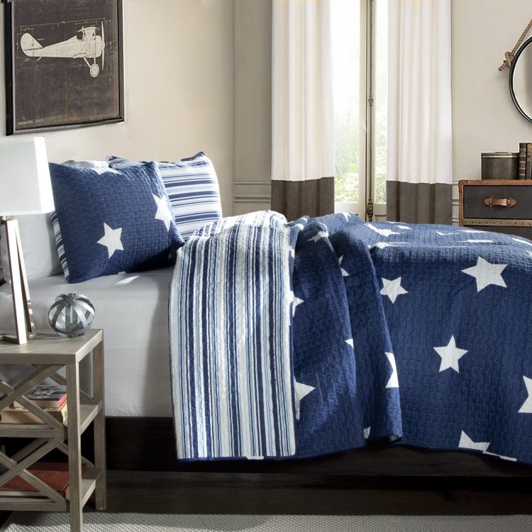 möbleringsidéer-pojkrum-blå-grå-vit-säng-nattlampa-sängbord