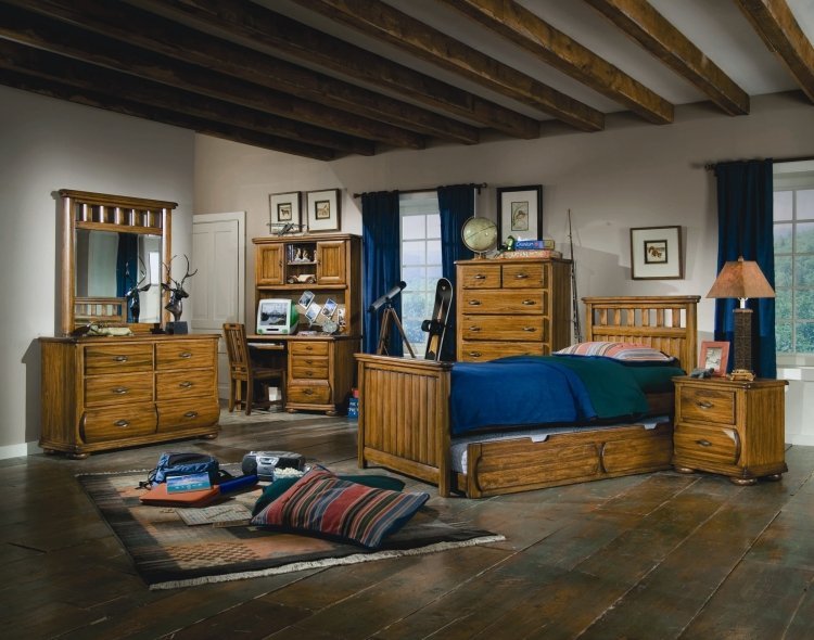 möbleringsidéer-pojkrum-trämöbler-blå-sänglinne-golv-massivt-trä-fönster