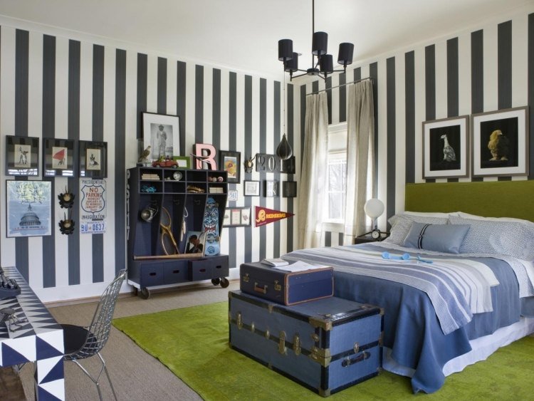 möbleringsidéer-pojkar-rum-tapeter-ränder-vit-blå-matta-kistor-bilder-vägg-dekoration