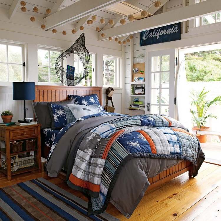 möbleringsidéer-pojkrums-strandhus-palmer-altan-dörrar-surfbräda-sängkläder-överkast