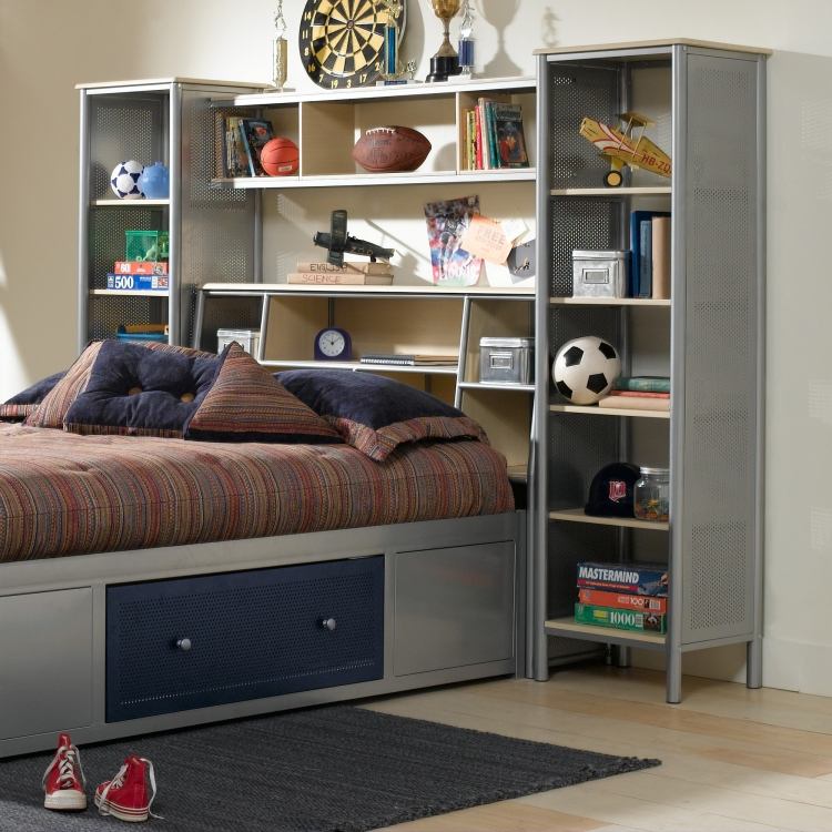inredning-idéer-pojkar-rum-grå-möbler-säng-lådor-hyllor-fan-ball