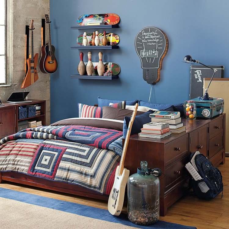 inredning-pojkar-rum-möbler-säng-skänk-vägg-måla-blå-gitarr