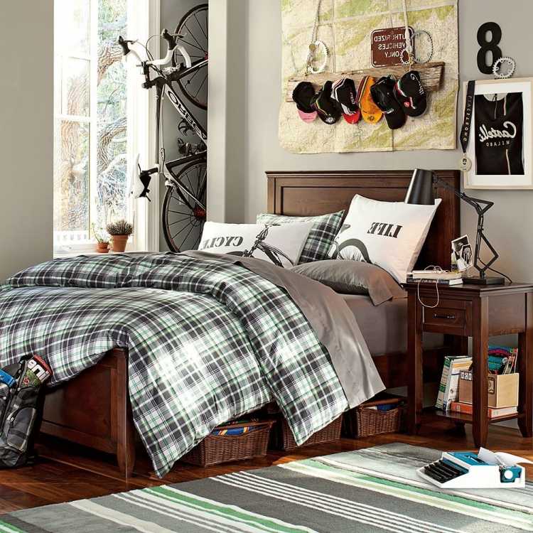 möbleringsidéer-pojkrum-grå-cykel-väggfärg-överkast-sänglinne-sängbord-korgar