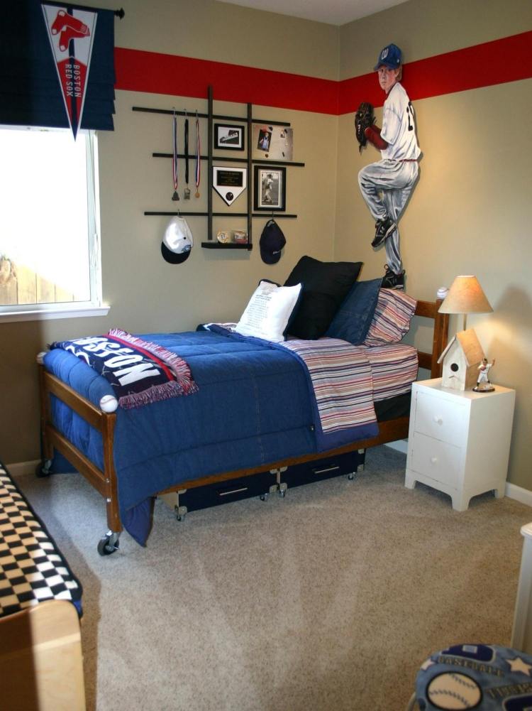 inredning idéer-pojkar rum-baseball-säng-hjul-sängbord-vit-mattade-hyllor