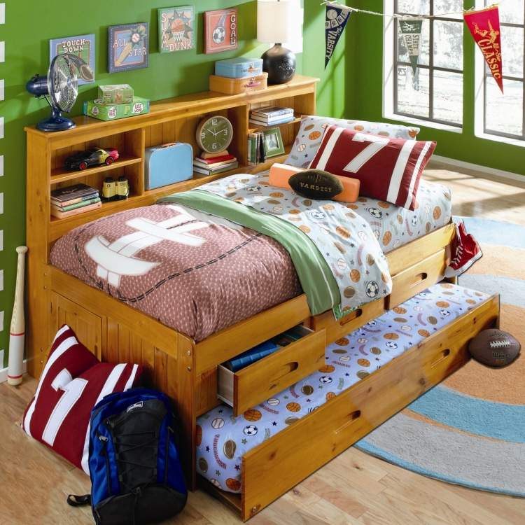 inredning-pojkar-rum-säng-utdragbar-madrass-baseball-leksaker-lådor