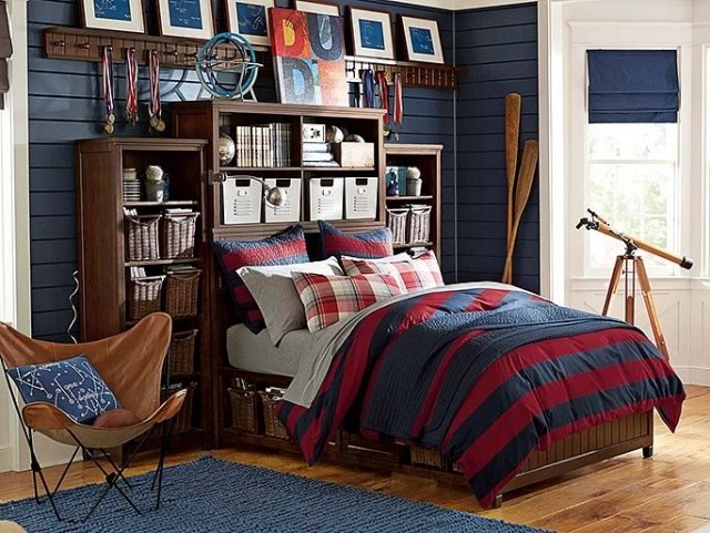 Ungdomsrum-inredning-idéer-för-pojkar-rum-sängkläder-ränder-röd-blå