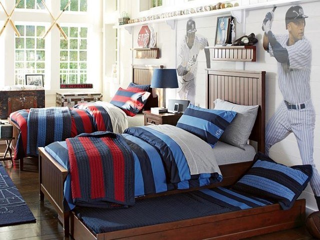 trä-säng-utdragbar-sänglinne-med-ränder-vägg-tapeter-baseball-pojkar-rum